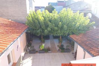 2 maisons distinctes avec extérieur commun.