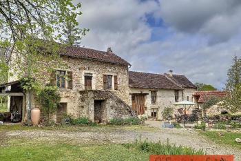 Un joli corps de ferme, dependances et piscine