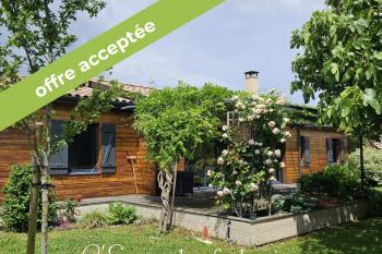 Maison bois de plain-pied, jardin arboré, cabanon