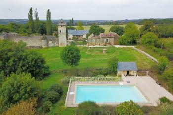 3 logements, ruines d'un château et terrain de 7 ha