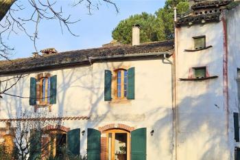 Une maison traditionnelle entièrement rénovée dans un parc
