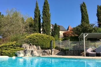 Deux maisons, 11 chambres, piscine, jardins arboré