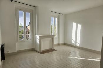 Appartement bourgeois refait à neuf et terrasse