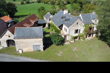 Un corps de ferme avec 4 logements, piscine et dependances