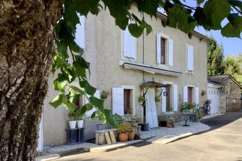 Deux maisons dans un hameau.