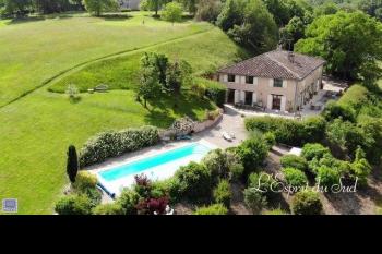 Maison en pierre, piscine et carrière pour chevaux