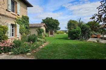 Propriété de charme en pierre rénovée, dépendance, piscine, au calme