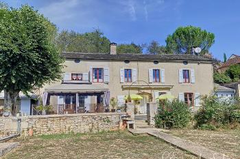 Deux maisons dans un hameau.