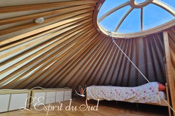 Une jolie yourte, une grande terrasse, assainissement écologique