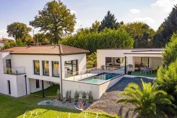 Designer home, garage, swimming pool, pool house, incredible views