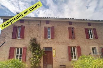 Grande ferme traditionnelle en partie rénovée, han
