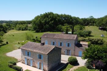Deux jolies maisons avec piscine, terrain et des belles vues