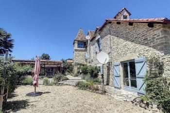 Deux maisons, 11 chambres, piscine, jardins arboré