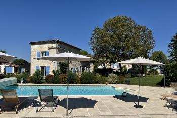 Superbe maison en pierre blanche avec gîte, piscine et jardins